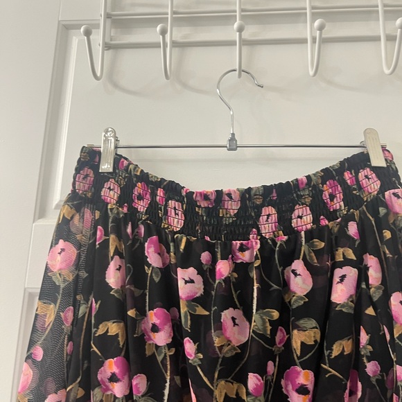 White House Black Market Black and Pink Floral Ruched Blouse - Picture 4 of 5